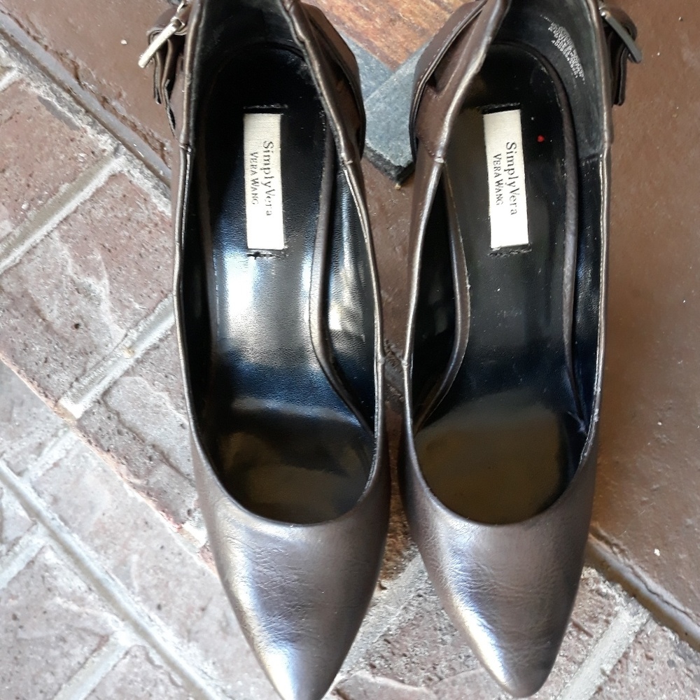 A pair of brown Simply Vera Wang pumps - Picture 6 of 7